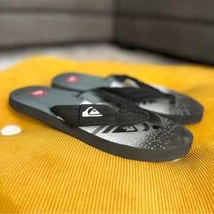 NWOT Men’s 7 Quiksilver Flip Flops Sandals Black